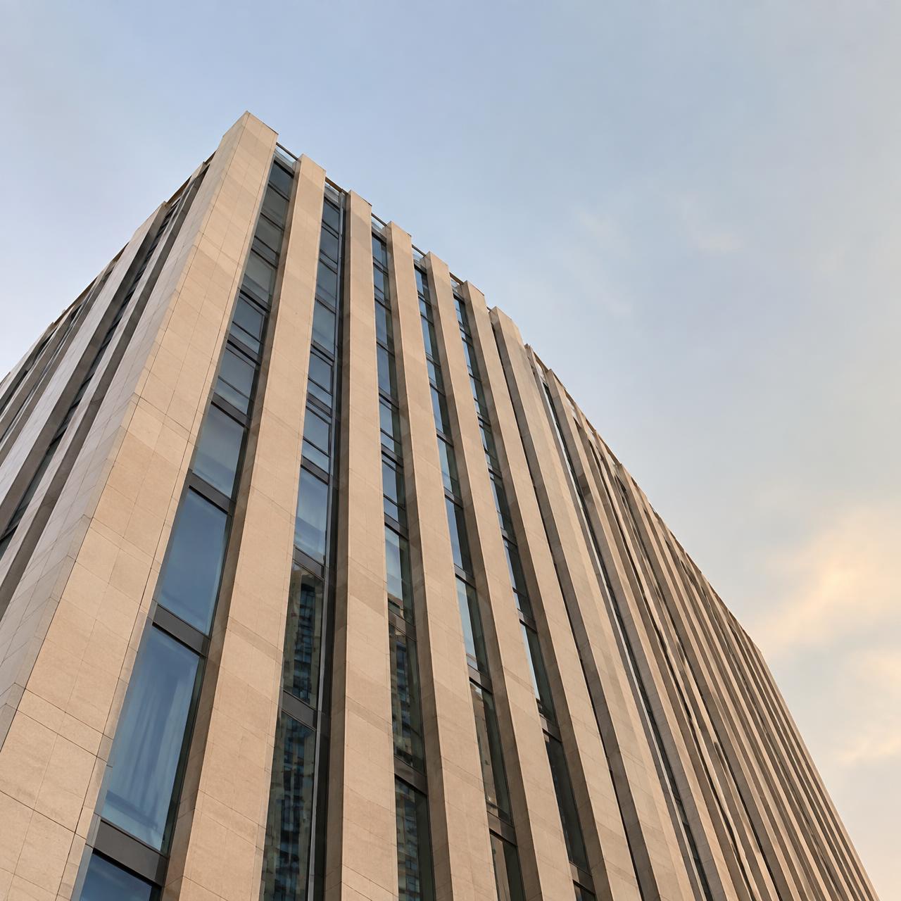 Fassade eines modernen Bürogebäudes